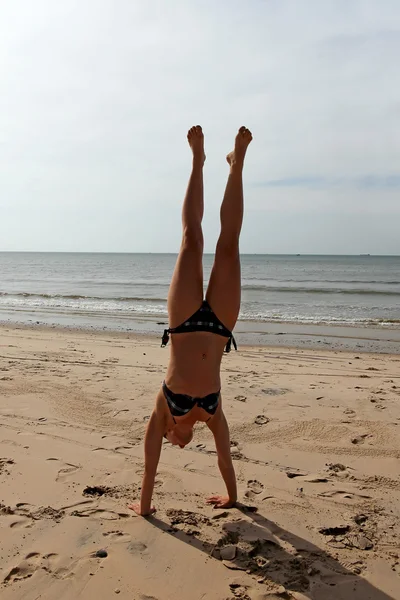 Handstand op het strand — Stockfoto