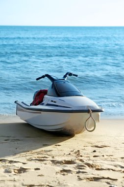arkadan aydınlatmalı jet ski sahilde