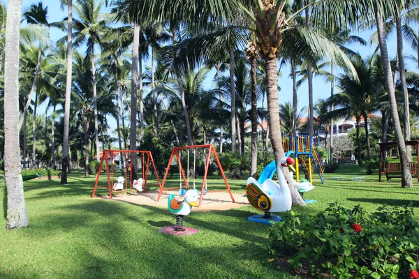 Aire de jeux pour enfants au parc tropical — Photo