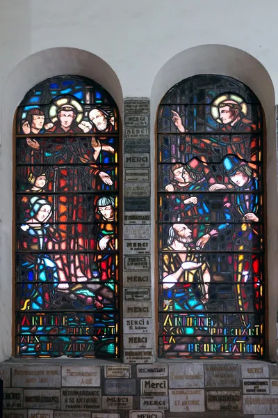 Janela de vidro manchado católica da igreja . — Fotografia de Stock