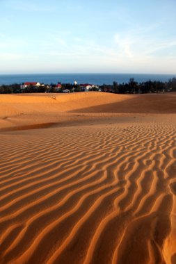 Kırmızı dunes, deniz ve gökyüzü. Vietnam