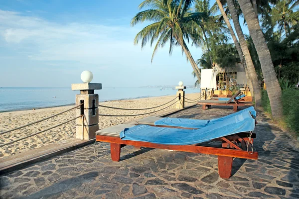 Tropischer Strand mit Liegestühlen — Stockfoto