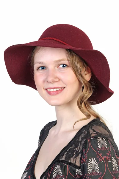 빨간 모자에 있는 젊은 금발 여자의 초상화 — 스톡 사진