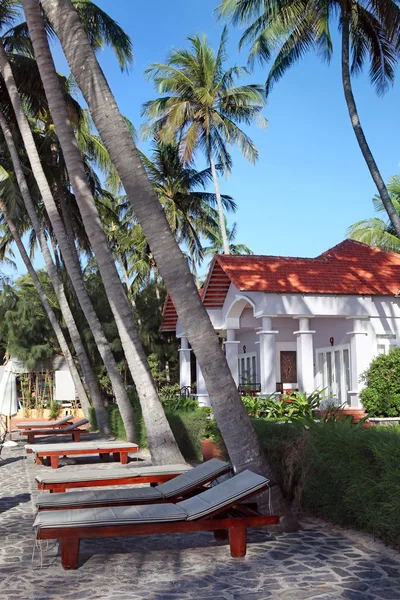 Cadeiras de praia e casas de luxo em resort tropical — Fotografia de Stock