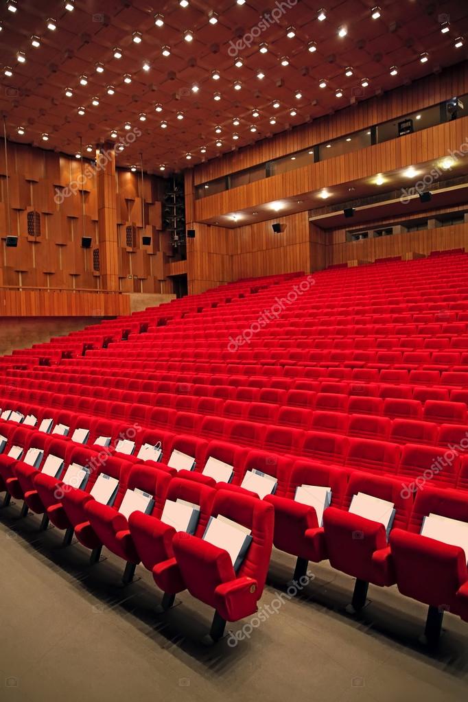 Interno della sala vuota con poltrone rosse — Foto stock di