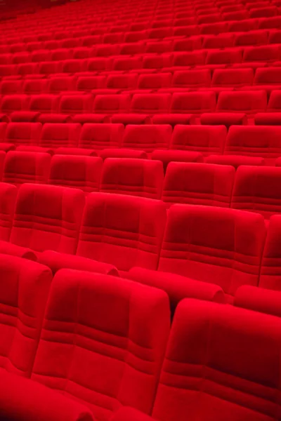 Ряды красных кресел в пустом зале — стоковое фото