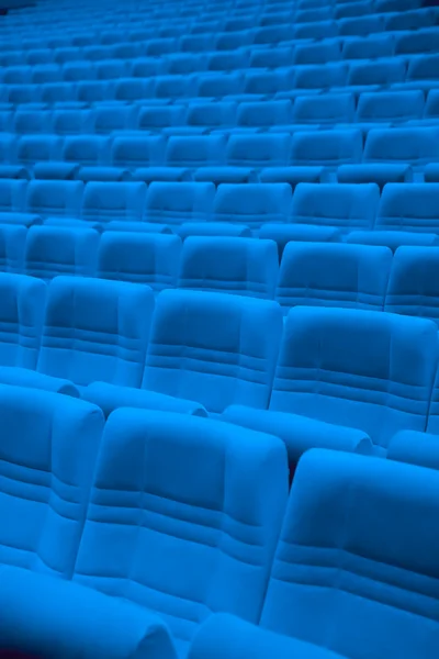 Wiersze niebieski fotele w pustej hali — Zdjęcie stockowe