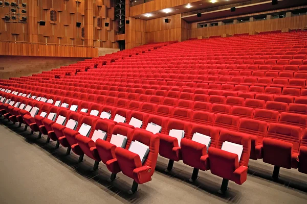 Innenraum der leeren Halle mit roten Sesseln — Stockfoto