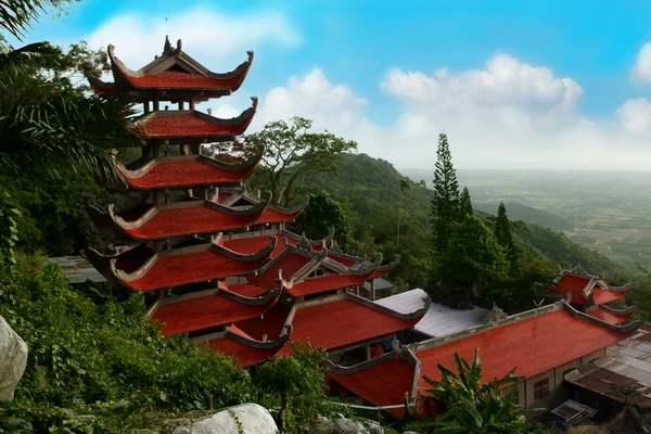 Paysage avec pagode sur la montagne Ta Ku. Viêt Nam — Photo