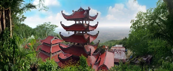 Paesaggio con pagoda sul monte Ta Ku. Vietnam — Foto Stock