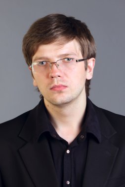 yakışıklı zeki adam