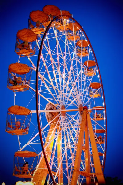 Roda gigante no crepúsculo — Fotografia de Stock