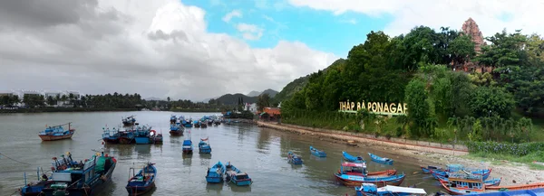 Rio Cai e torres cham Po Nagar. Nha Trang — Fotografia de Stock