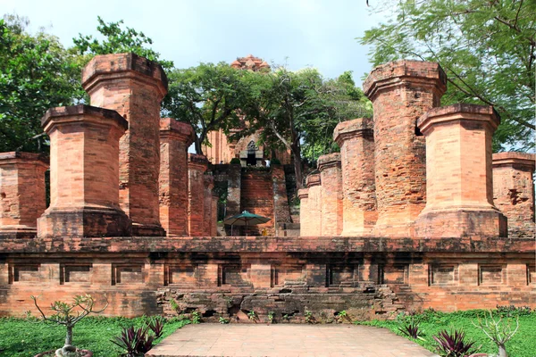 Colunas da civilização Cham. Nha Trang, Vietname — Fotografia de Stock