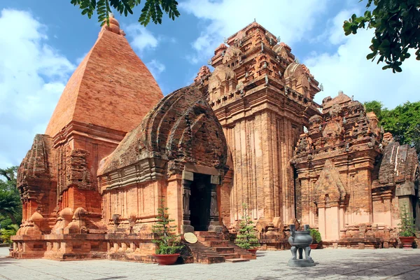 Torres Cham civilização. Nha Trang, Vietname — Fotografia de Stock