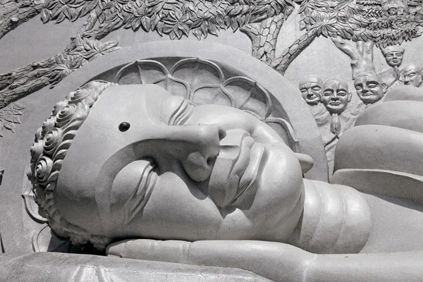 Statue de Bouddha couchée. Fragment . — Photo