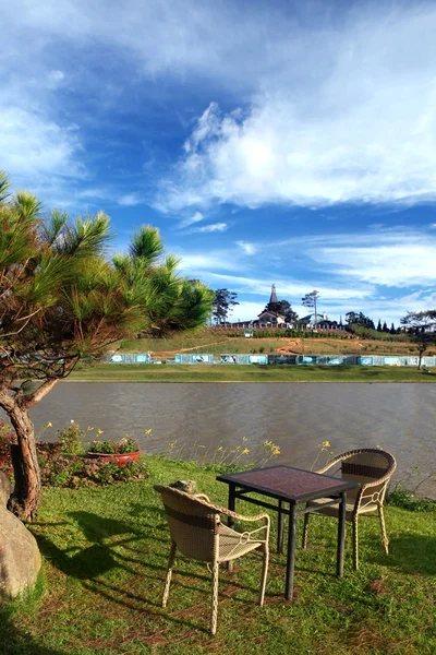 Veranda masa ve sandalyeler Şehir Parkı. — Stok fotoğraf