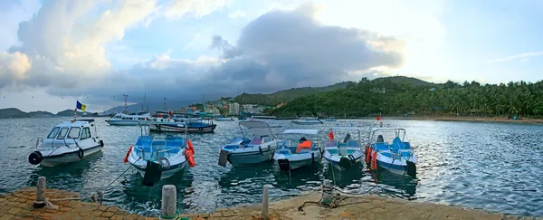 Kävelyveneet ankkuroituina satamaan. Nha Trang — kuvapankkivalokuva