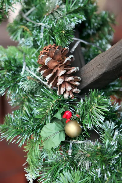 Decorazione natalizia con coni e poinsettia — Foto Stock