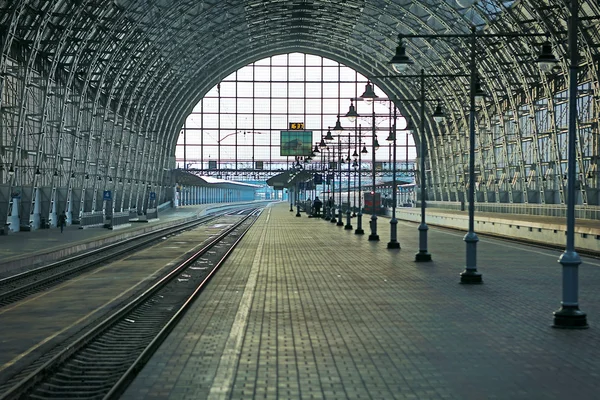 Überdachter Bahnhof — Stockfoto