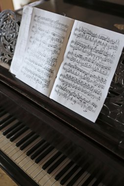 müzik notaları ve piyano tuşları