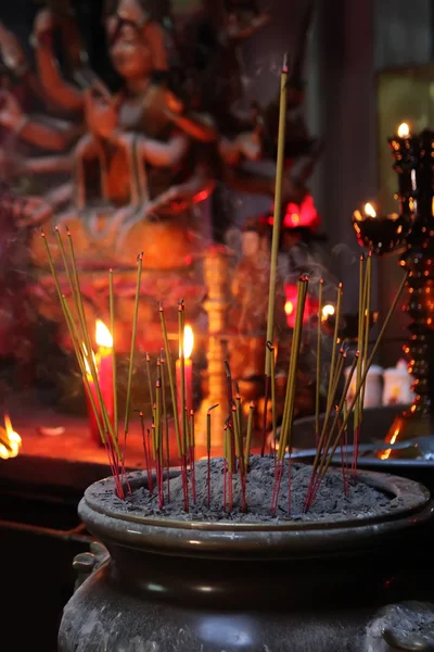 Varas de incenso em um templo budista — Fotografia de Stock