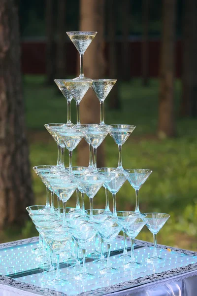 Pyramid holiday of champagne glasses — Stock Photo, Image