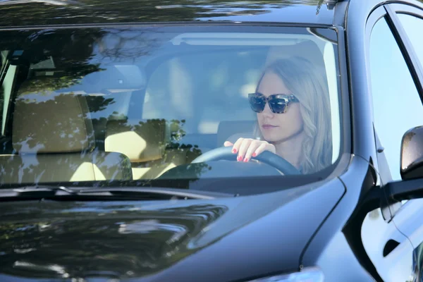 Jovem mulher sentada no carro — Fotografia de Stock