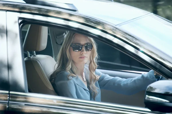 Young woman sitting in car — Stock Photo, Image