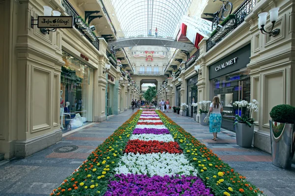 Blumendekoration im Geschäft (Kaugummi). Zentrum von Moskau — Stockfoto