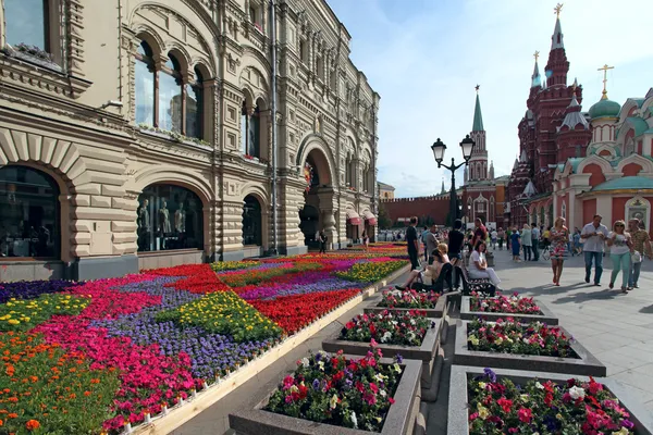 Urban scenic with flower bed on Nikolskaya Street. Historic cent — Stock Photo, Image