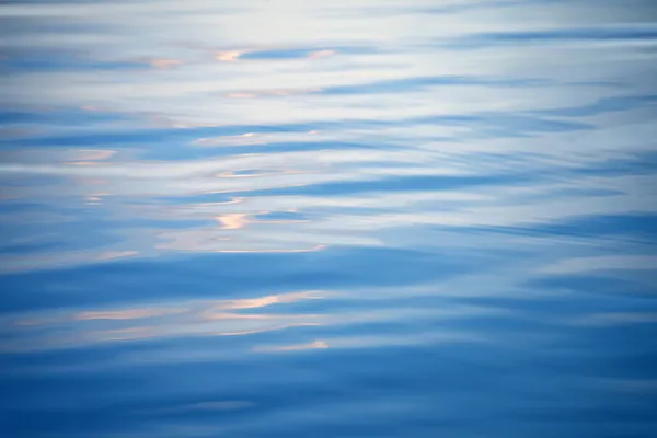 海背景的水面 水面上的一片光 — 图库照片
