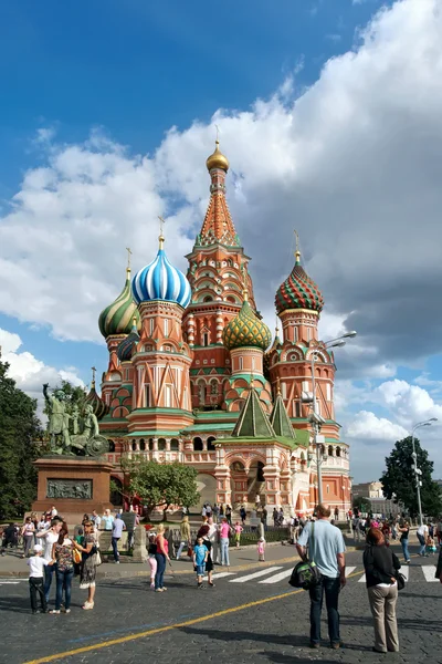 Turisté navštíví Svatý basil katedrála, Rudé náměstí, Moskva — Stock fotografie