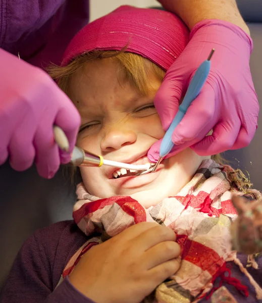 Child in pain at dentist — Stock Photo, Image