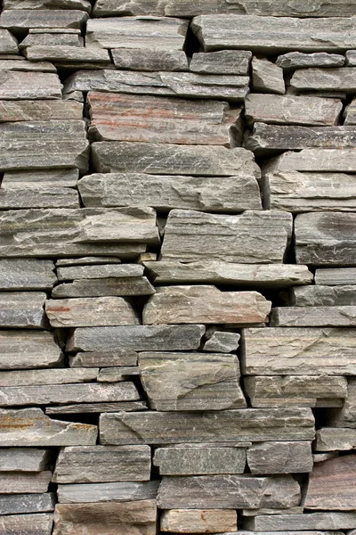 Parede de pedra construída a partir de pedras cruas — Fotografia de Stock
