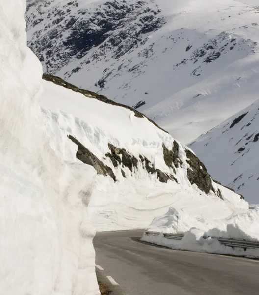 Snowy mountain road — Stock Photo, Image