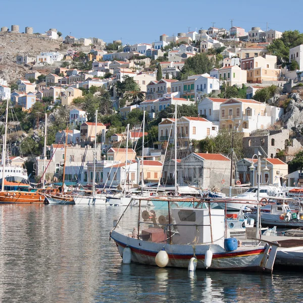 Gialos, o porto de Symi, Grécia . — Fotografia de Stock