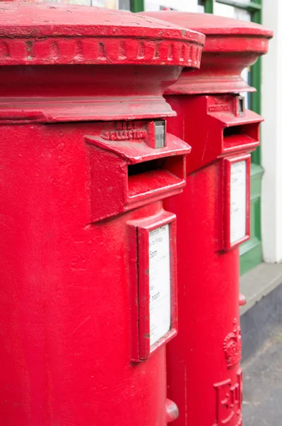 Британский красный почтовый ящик — стоковое фото