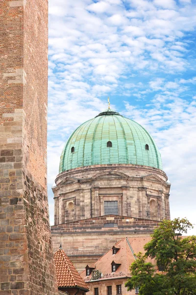 Купол церкви в Нюрнберге, Германия — стоковое фото