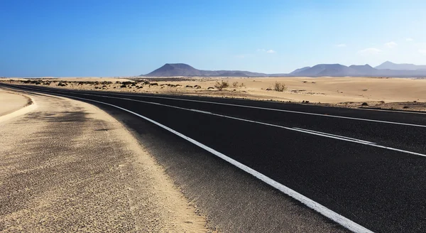 Estrada através do deserto — Fotografia de Stock