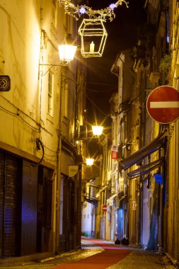 Yılbaşında Portekiz 'in eski bir kasabasının aydınlanmış sokakları