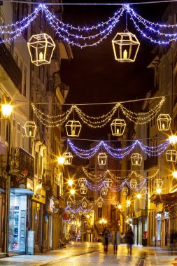 Yılbaşında Portekiz 'in eski bir kasabasının aydınlanmış sokakları