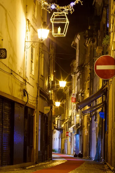 Yılbaşında Portekiz 'in eski bir kasabasının aydınlanmış sokakları