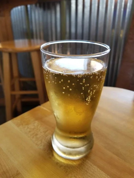 Copo Frio Cerveja Uma Mesa Bar — Fotografia de Stock