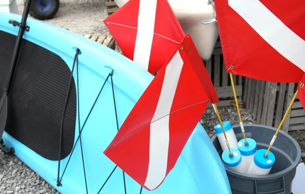 Planche à pagaie et drapeaux de plongée — Photo