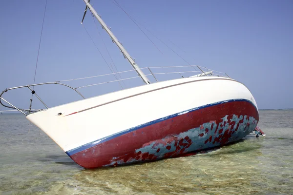 Sailboat grounded — Stock Photo, Image