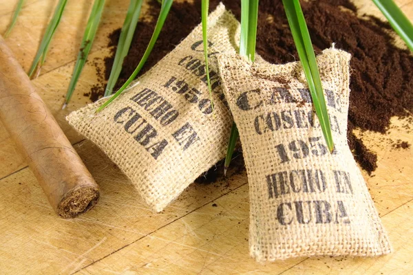 Kubańskiej kawy i cygara — Zdjęcie stockowe
