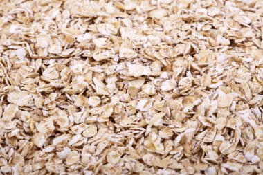 morena nua sorridente, segurando uma bola de algodão no fundo branco