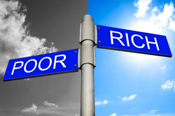 Vägskyltar som visar riktningen till fattiga och Ric — Stockfoto