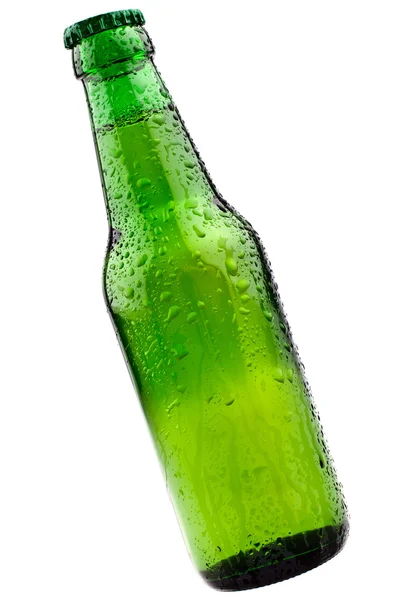 A tökéletes hideg zöld sörösüveg, teljesen elszigetelt fehér — Stock Fotó